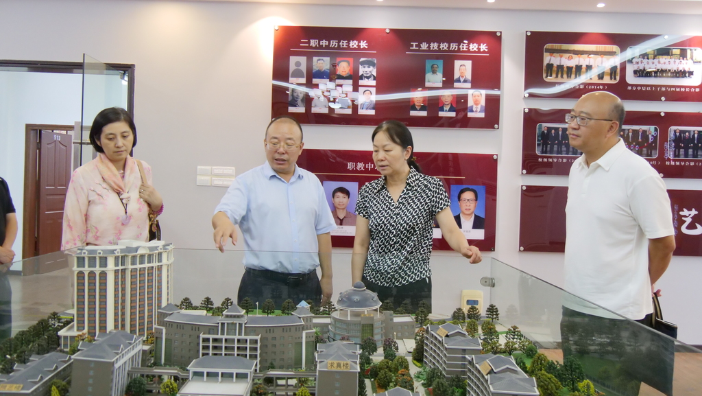9月12日重庆市涪陵区政协副主席、民革区委会主委石鹏在涪陵区职教中心参观校史馆