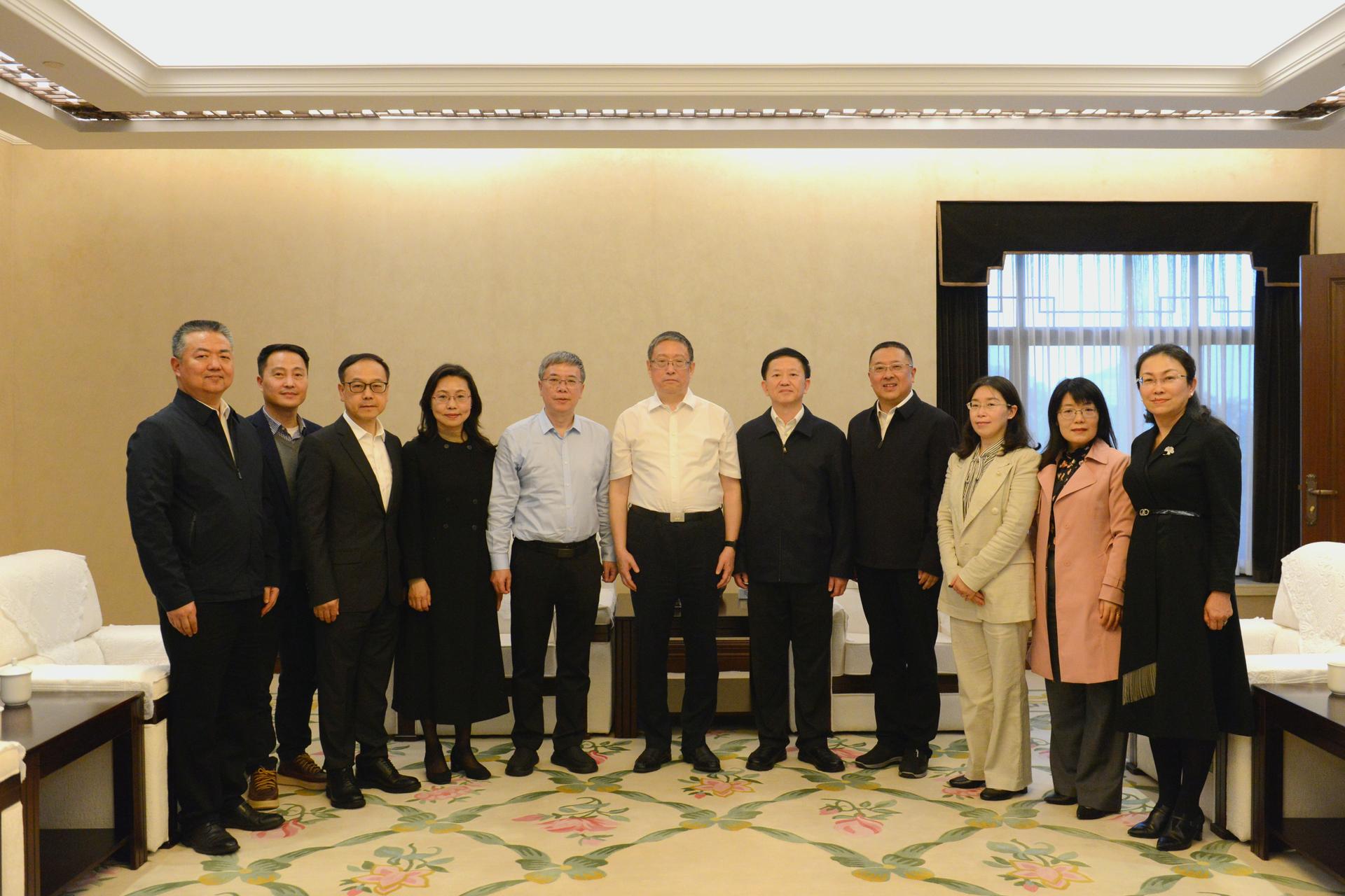 郑建邦主席和市委会领导班子成员及秘书长合影