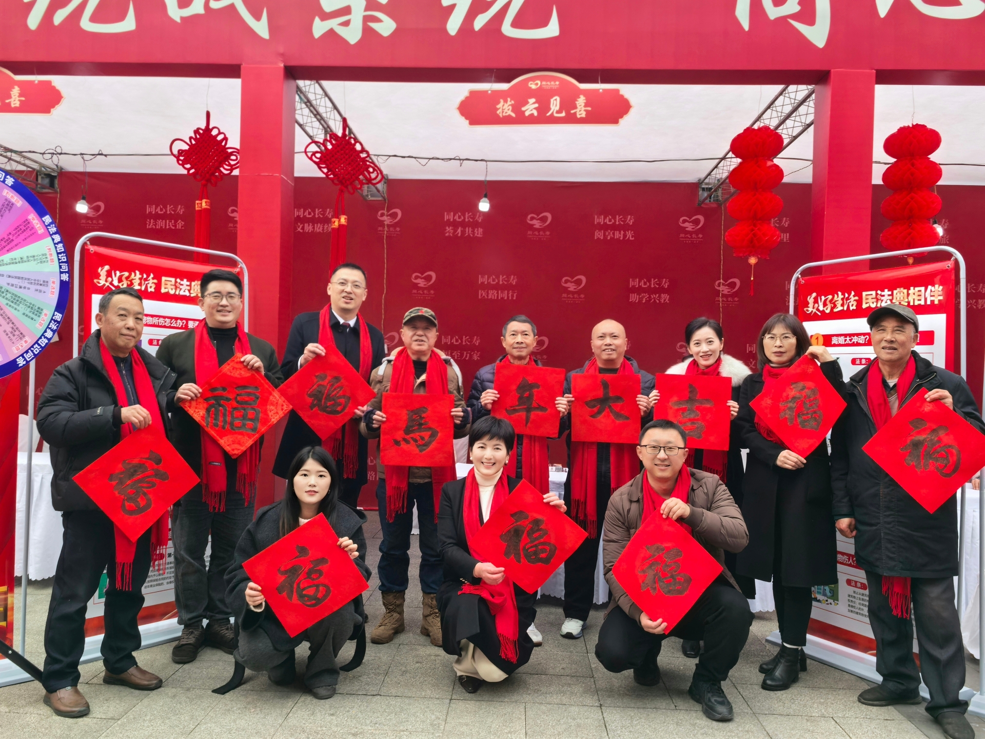 参与活动的部分党员及志愿者合影