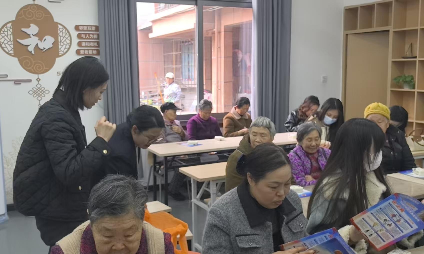 为社区妇女发放宣传手册_1773387885994edit